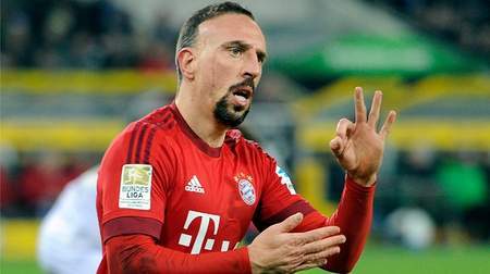 里贝里摔倒,里贝里被踹