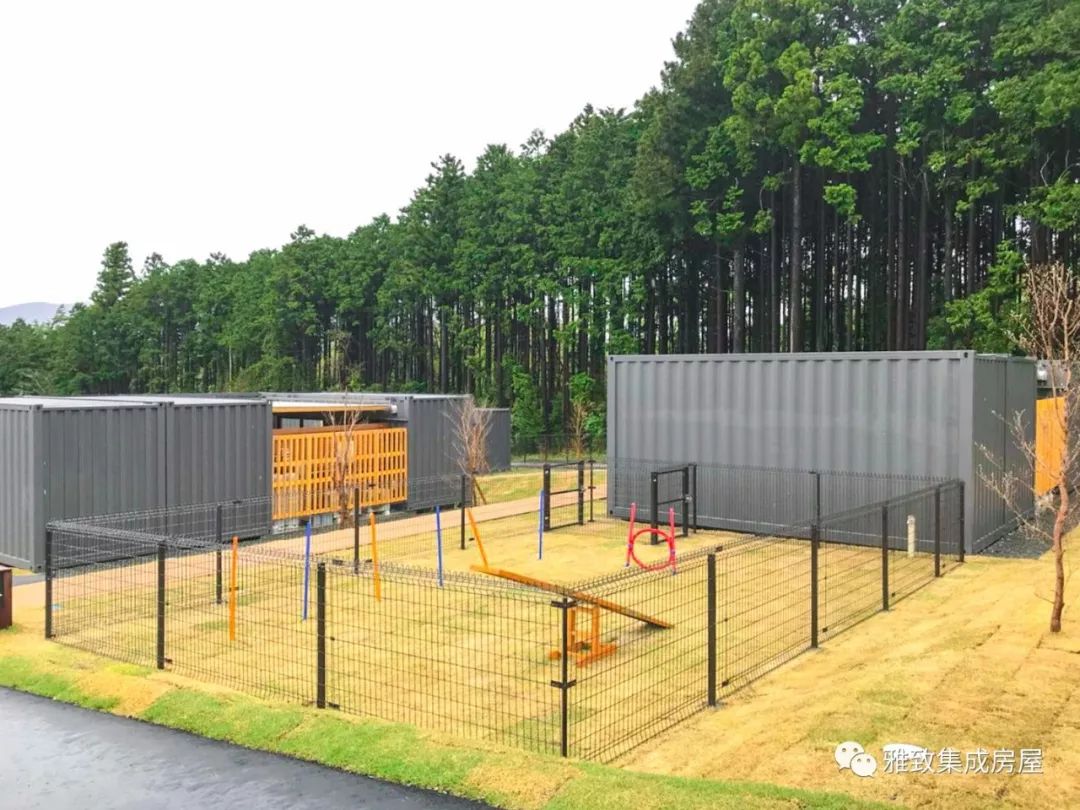 在富士山下的预制模块化露营酒店里,欣赏日本最高山峰的美景