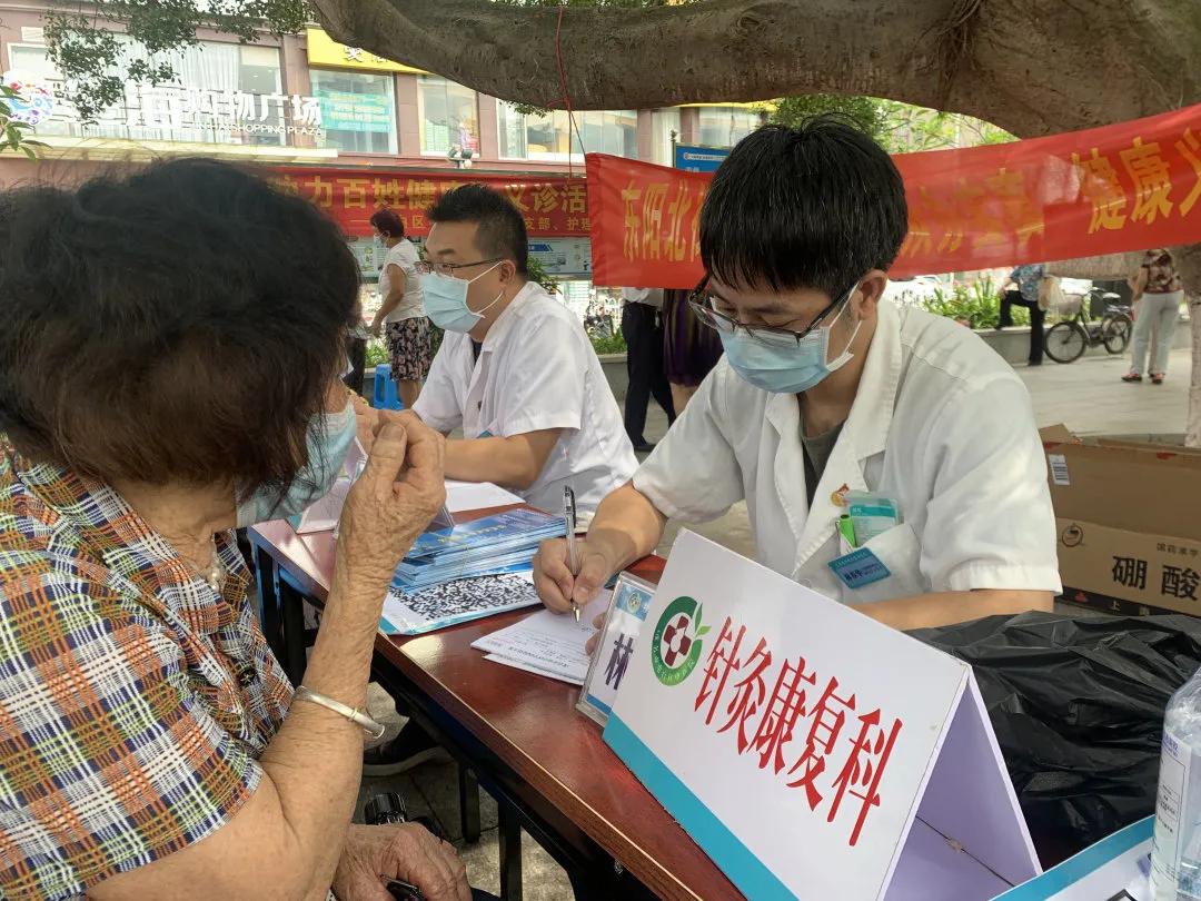 中医义诊进社区服务居民零距离,中医文化进社区健康义诊暖民心