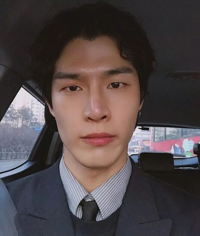 他曾经是Armani最喜欢的韩国男模，却因为打了玻尿酸在时尚圈消失