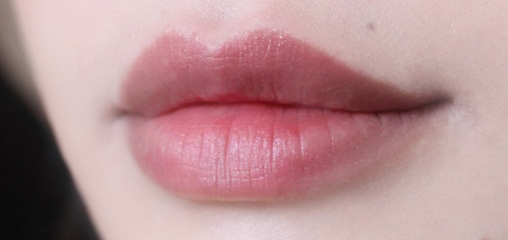 50多岁妇女嘴唇白是什么原因,中年女人的嘴唇是什么样