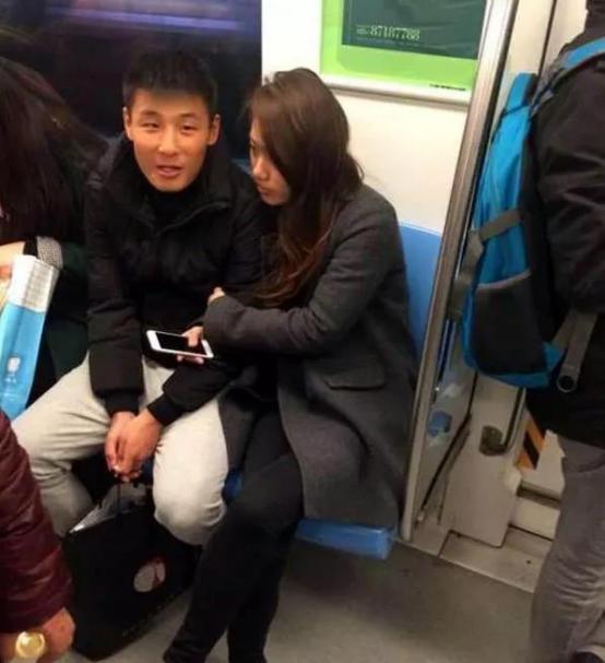 幸运的武磊：靠“干爷爷”赞助终成球王，护妻宠儿幸福不输姚明