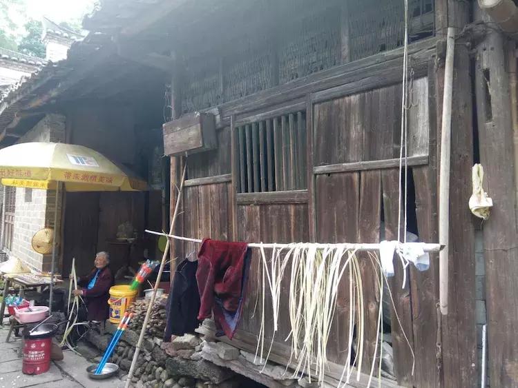 一个让人流连忘返的地方,山清水秀,只需要坐在河边发呆就行。