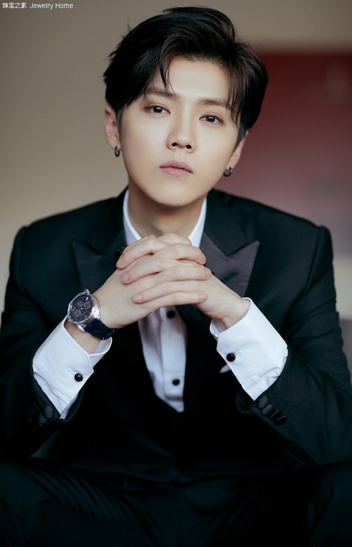 鹿晗关晓彤官宣戴的手表,鹿晗和关晓彤同款项链