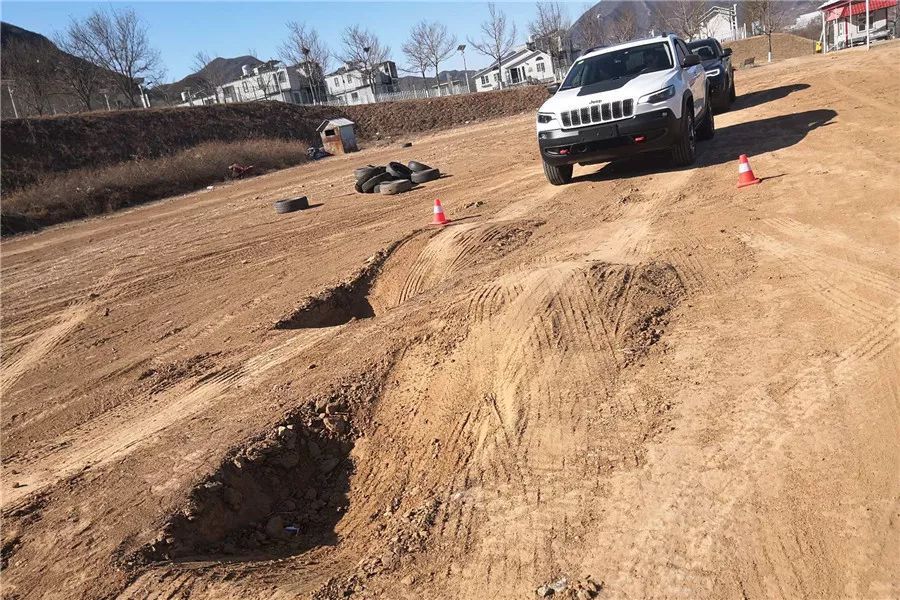 试驾jeep自由光2.0自吸,新款jeep自由光探享版越野视频