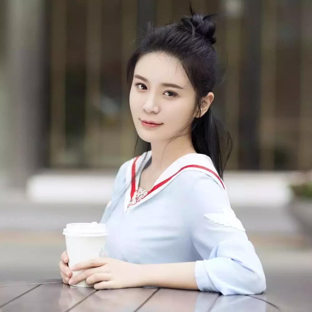 女生发型披头的,女孩子不要再披头散发了