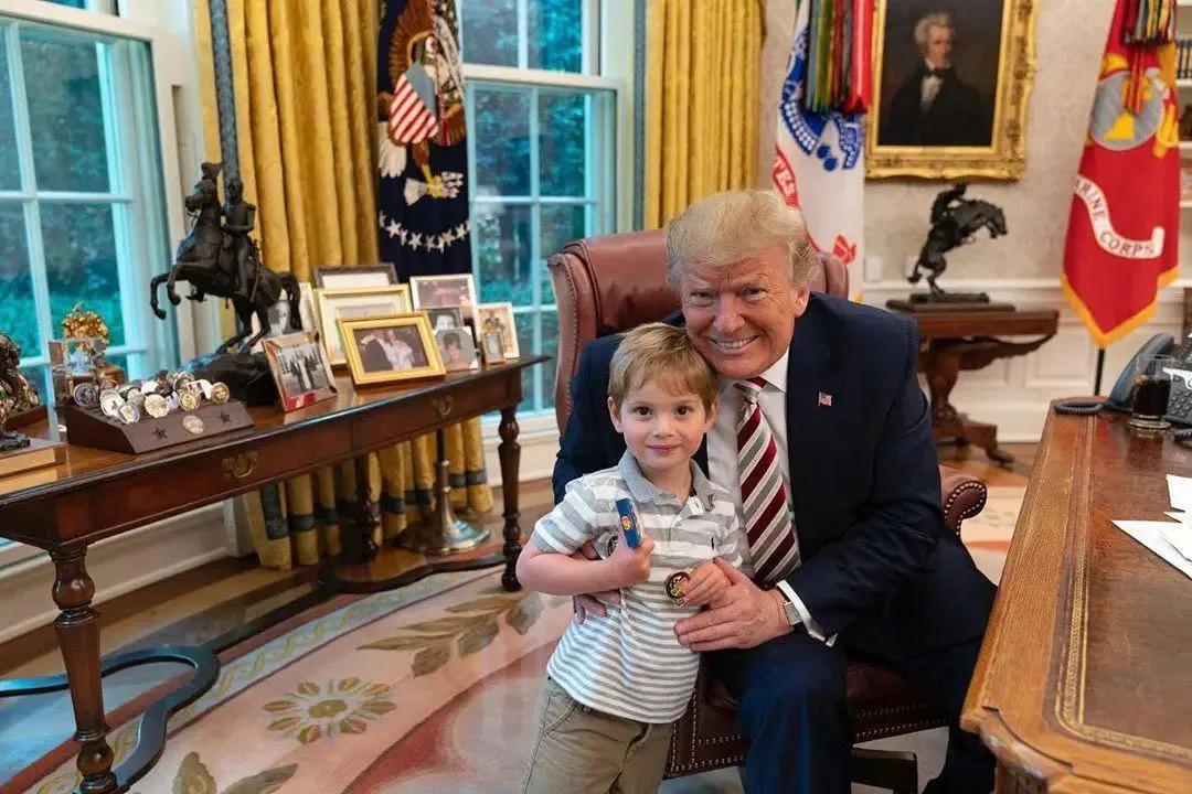 伊万卡家中为小儿子庆生,儿子穿维尼熊卡通装太可爱,颜值像妈妈