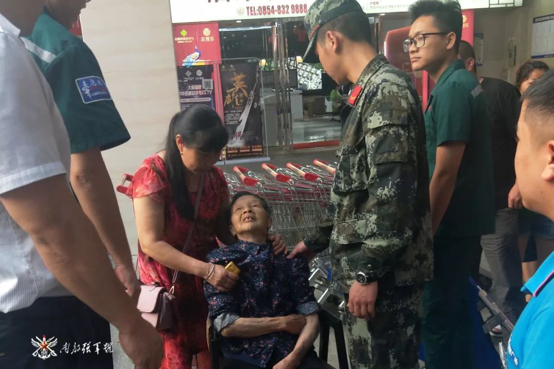 7旬老人醉卧街头民警暖心救援,老人昏厥武警官兵救援