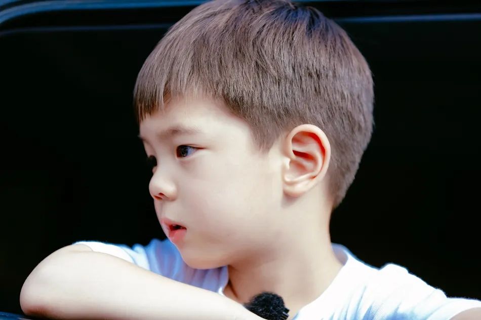 单眼皮宝宝遭亲爸嫌弃，2个月后完美逆袭，真相和你想的不一样