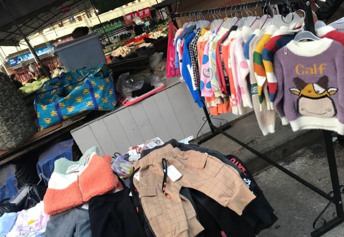 “万众创业” 地摊经济下的童装市场万象 直播一月赚十几万