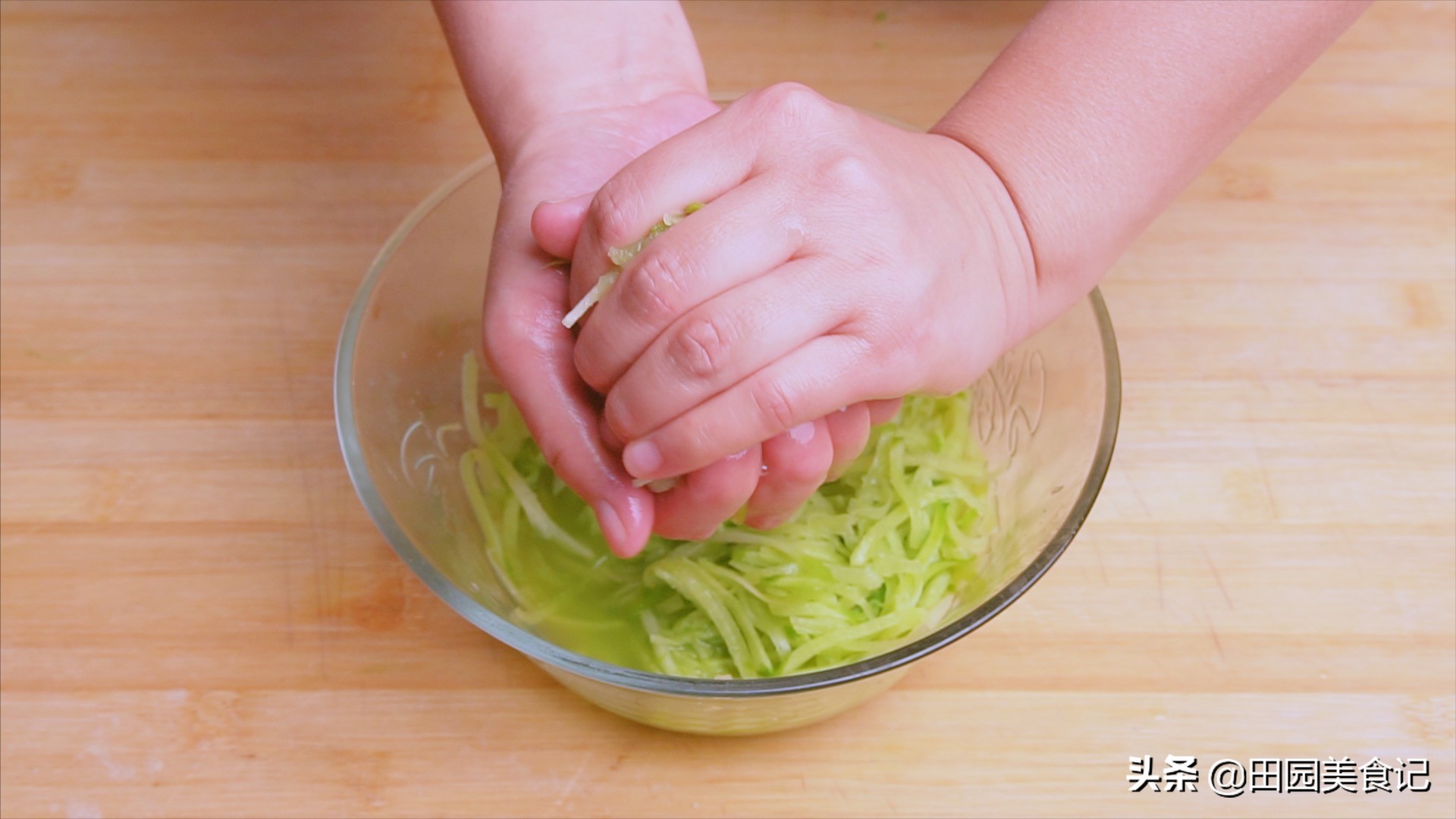 馅饼如何包才能皮薄馅大,馅饼的馅有几种是最好的