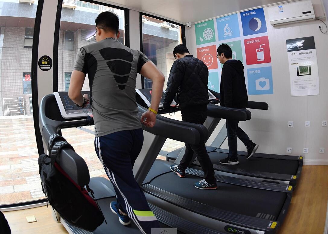 在酒店里练习舞蹈,健身房团操课