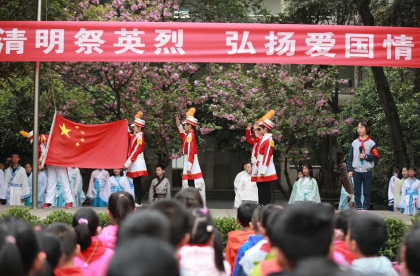 校长可以禁止学生穿耐克吗,校长不许学生穿红鞋子的原因