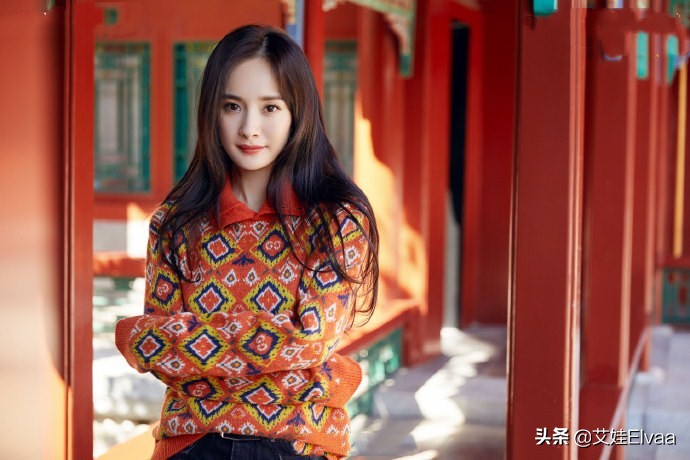 杨幂身穿一袭黑色高开叉礼服,杨幂身穿黑色短版西装红蓝格