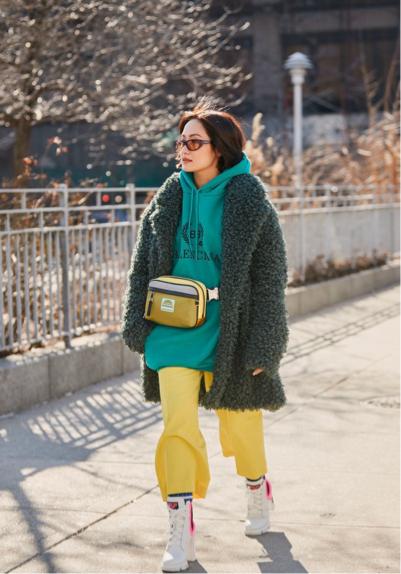 秋冬季节卫衣单穿有些冷，加件外套一起穿，舒适时尚又有范儿