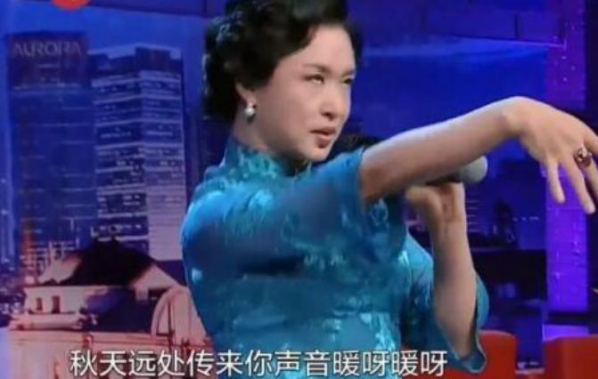 萨顶顶的“假唱转话筒事件”,萨顶顶假唱转话筒事件视频