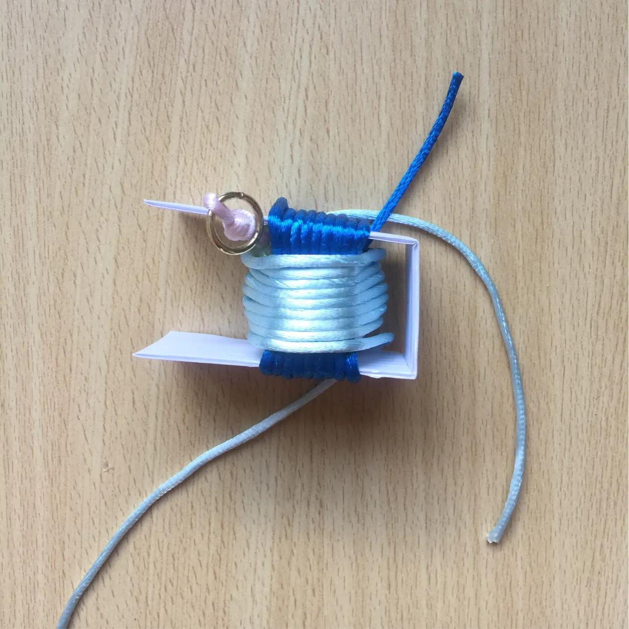 足球钥匙挂件钩法,足球挂件钥匙扣编织