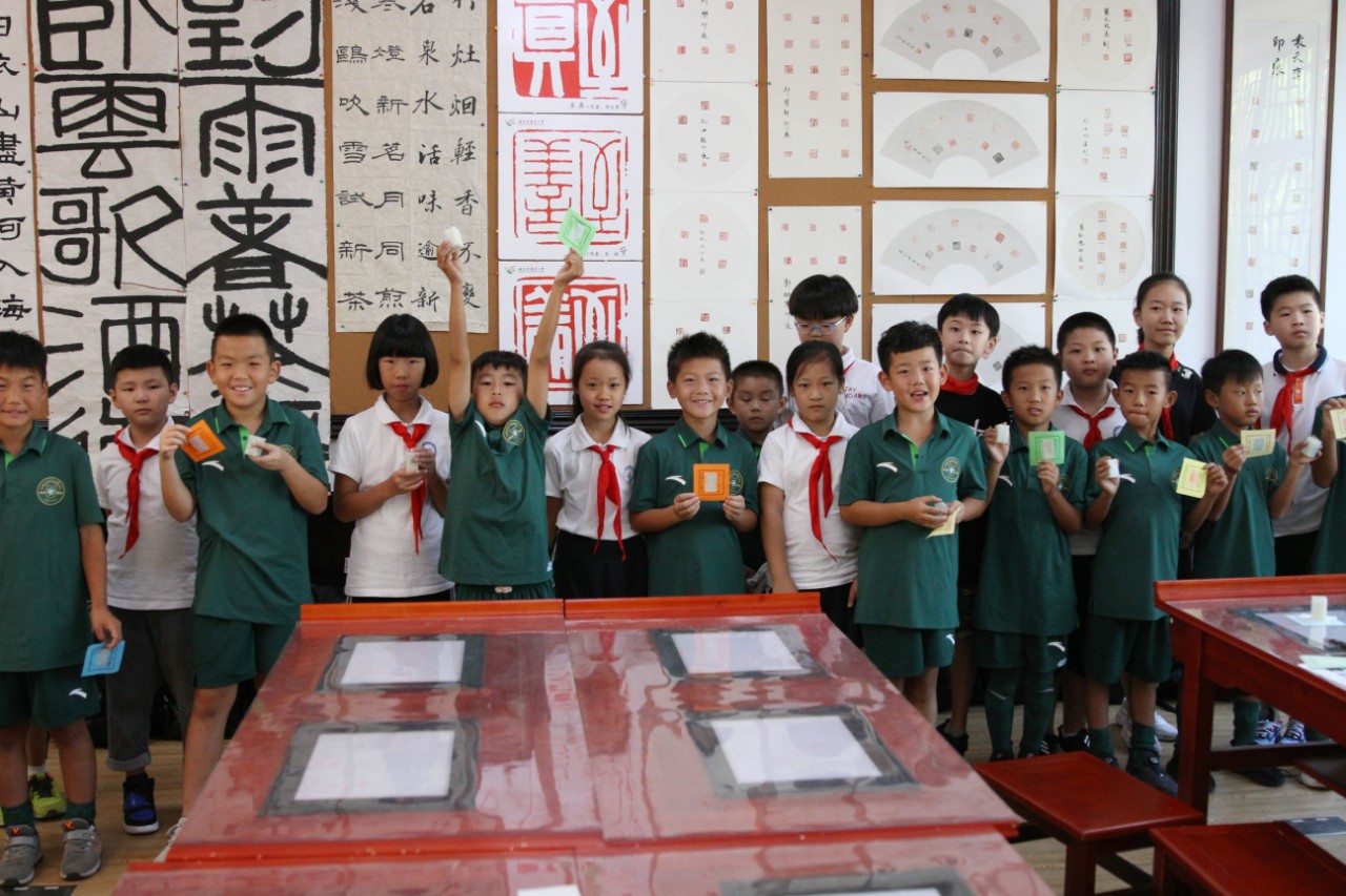 踢足球、学篆刻……绿城U9队闪现袁浦小学