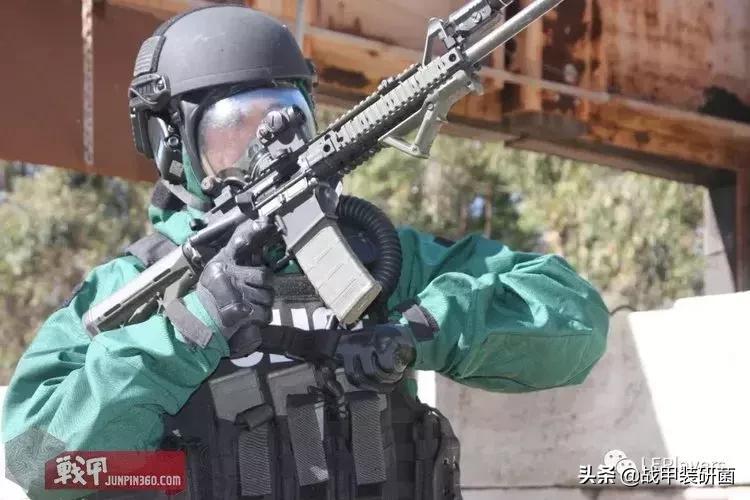 防毒面具的佩戴的动作要领,戴防毒面具的方法和步骤