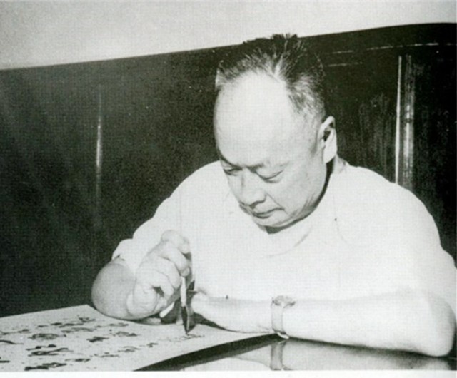 解放南京时，第一个占领“总统府”的解放军军长，建国后怎么样？