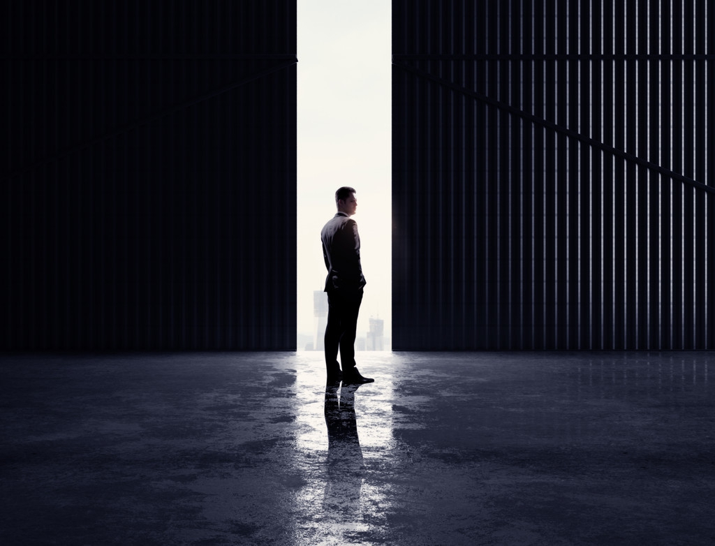 人生难免低谷请不要沮丧,人生有得有失切勿忿忿不平