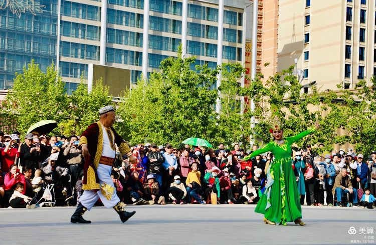 洛阳牡丹广场：*疆新**舞大联欢