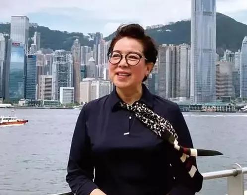 久违！再次看到这位花甲之年的记者出镜《新闻调查》