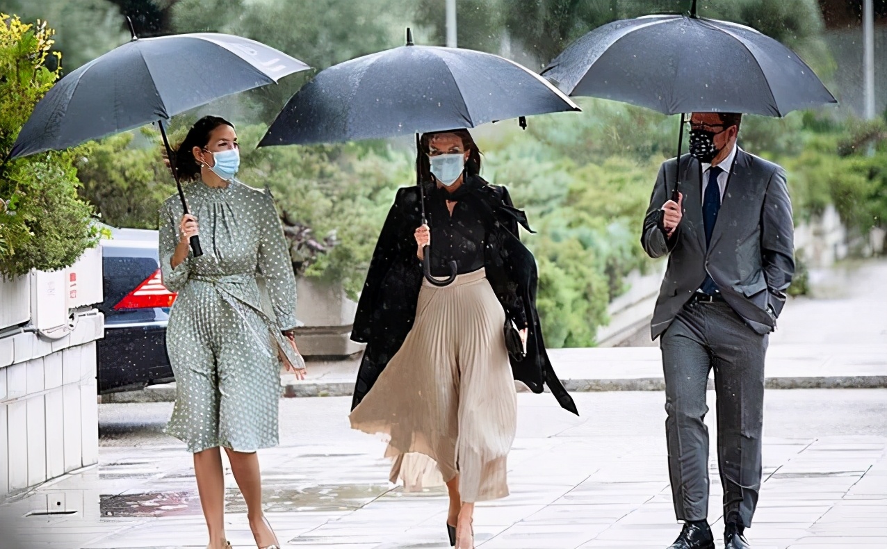 王后莱蒂齐亚穿衣搭配,莱蒂齐亚王后惊艳亮相