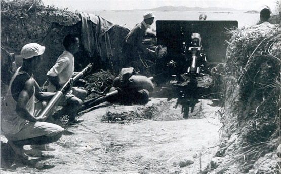 叶飞请示：是不是连美舰一起打？毛*东泽**回答：只打蒋舰，不打美舰