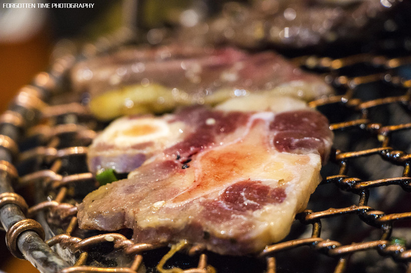 等待烤盘上的肉，就像是异地恋的情侣，看得见却吃不到