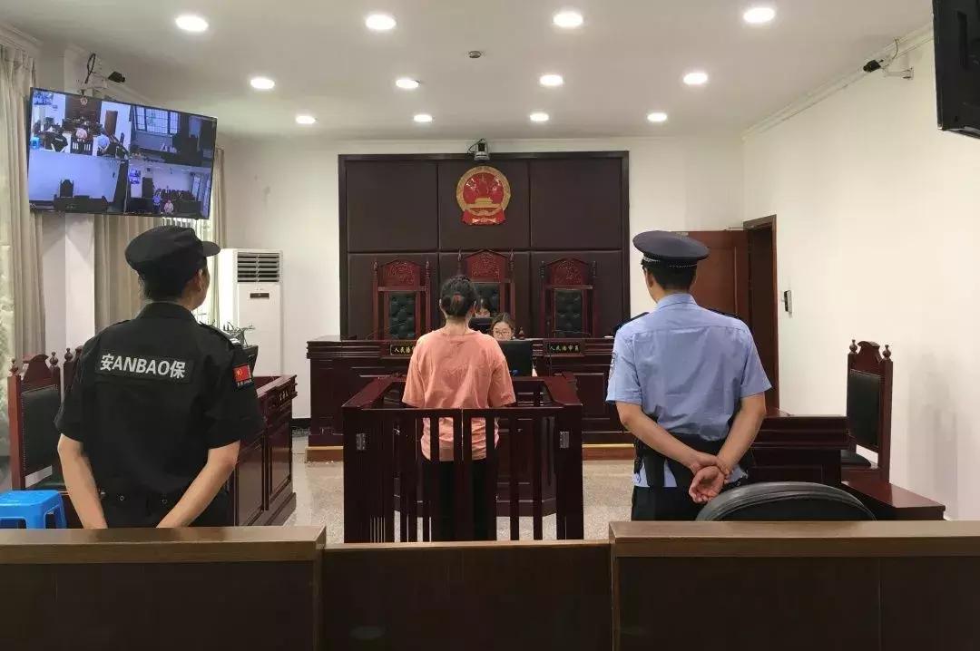 女子冒充海关骗别人50万,女代购贿赂海关