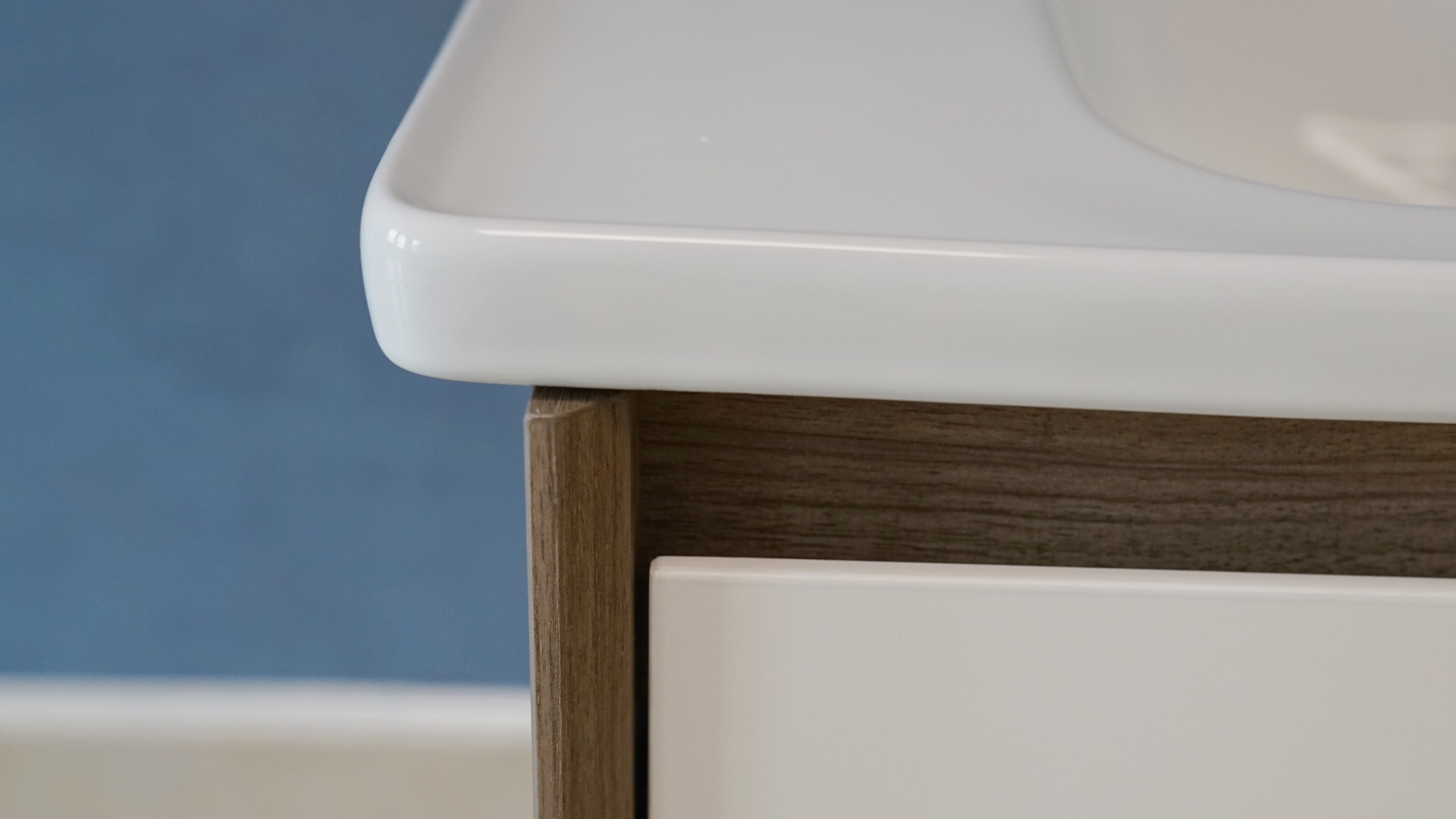 智能镜柜和普通镜柜哪个更实用,镜柜能换智能镜吗