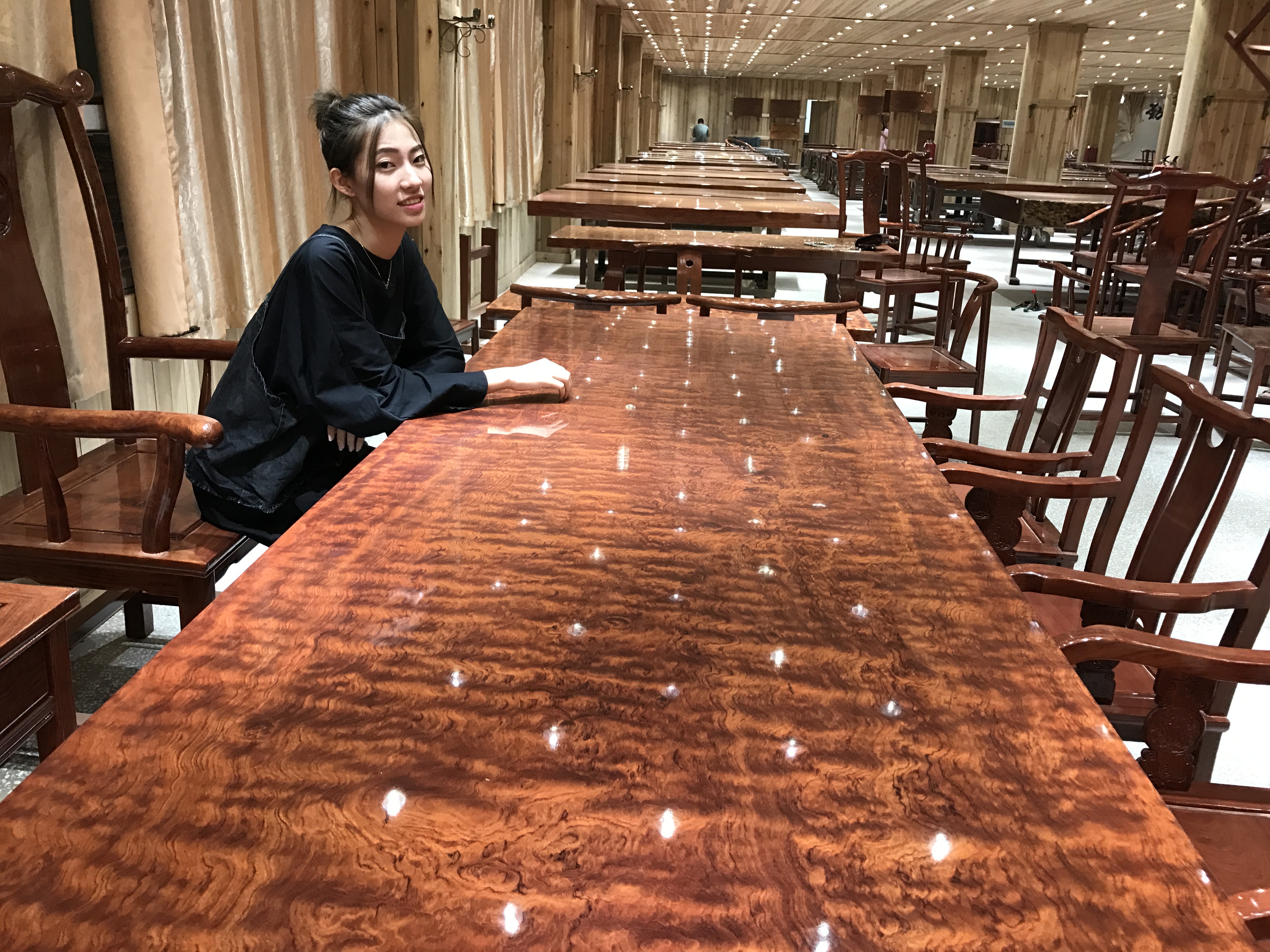 成都土豪50岁娶媳妇，聘礼给70吨，整整5卡车，漂洋过海太浩大