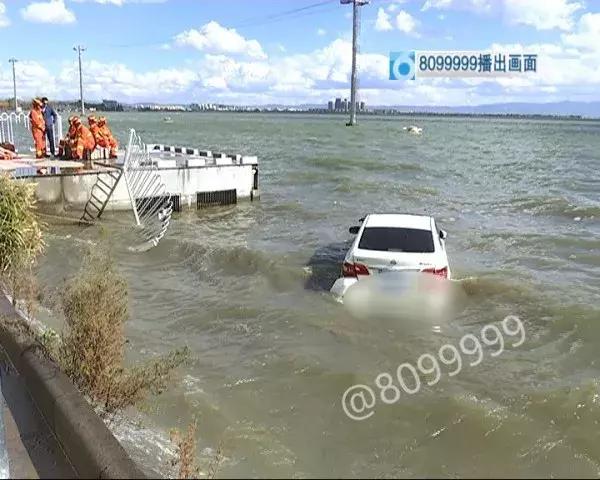 网约司机开车冲进滇池 (网约车司机把车开进滇池)
