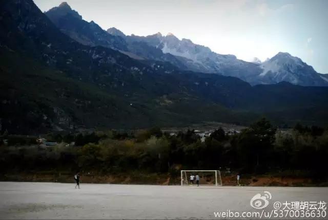 玉龙雪山附近原始村落,玉龙雪山下的村叫什么