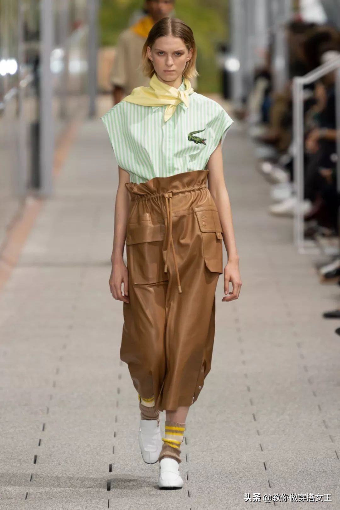 2020最潮搭配少不了这一条工装裤,初秋工装裤搭什么上衣