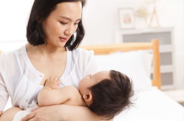 宝宝到了厌奶期该怎么喂奶,宝宝厌奶期妈妈怕回奶怎么办