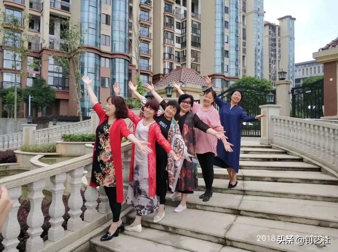 大妈旅游拍照姿势大全高级感,中国大妈旅游团拍照