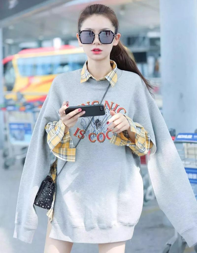 包包怎么斜挎背好看,大号包包怎么背出时尚感