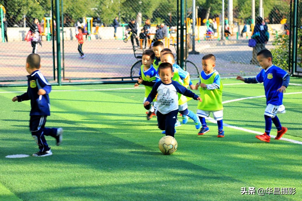 儿童足球训练搞笑瞬间,小孩足球训练10个基本动作
