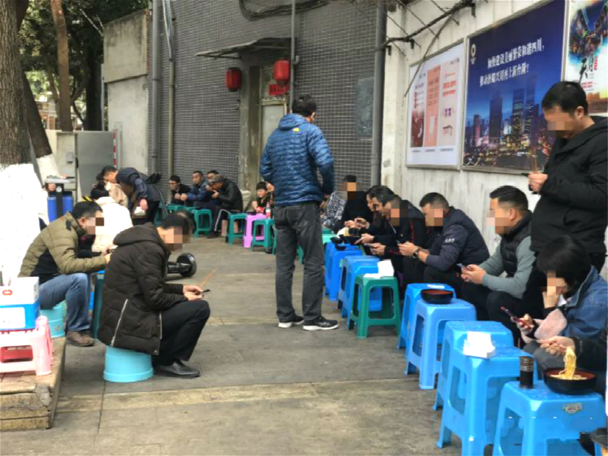 让人震撼的“板凳部队”！成都老字号特色面馆，排队就餐太壮观！