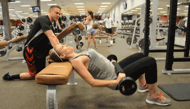 做完深蹲腿酸痛是在长肌肉吗,深蹲新手大腿酸胀该不该继续练