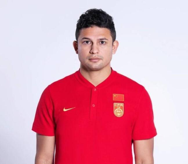 艾克森目光坚毅！国足27人定妆照出炉，郑智尽显地位张琳芃纹身消失