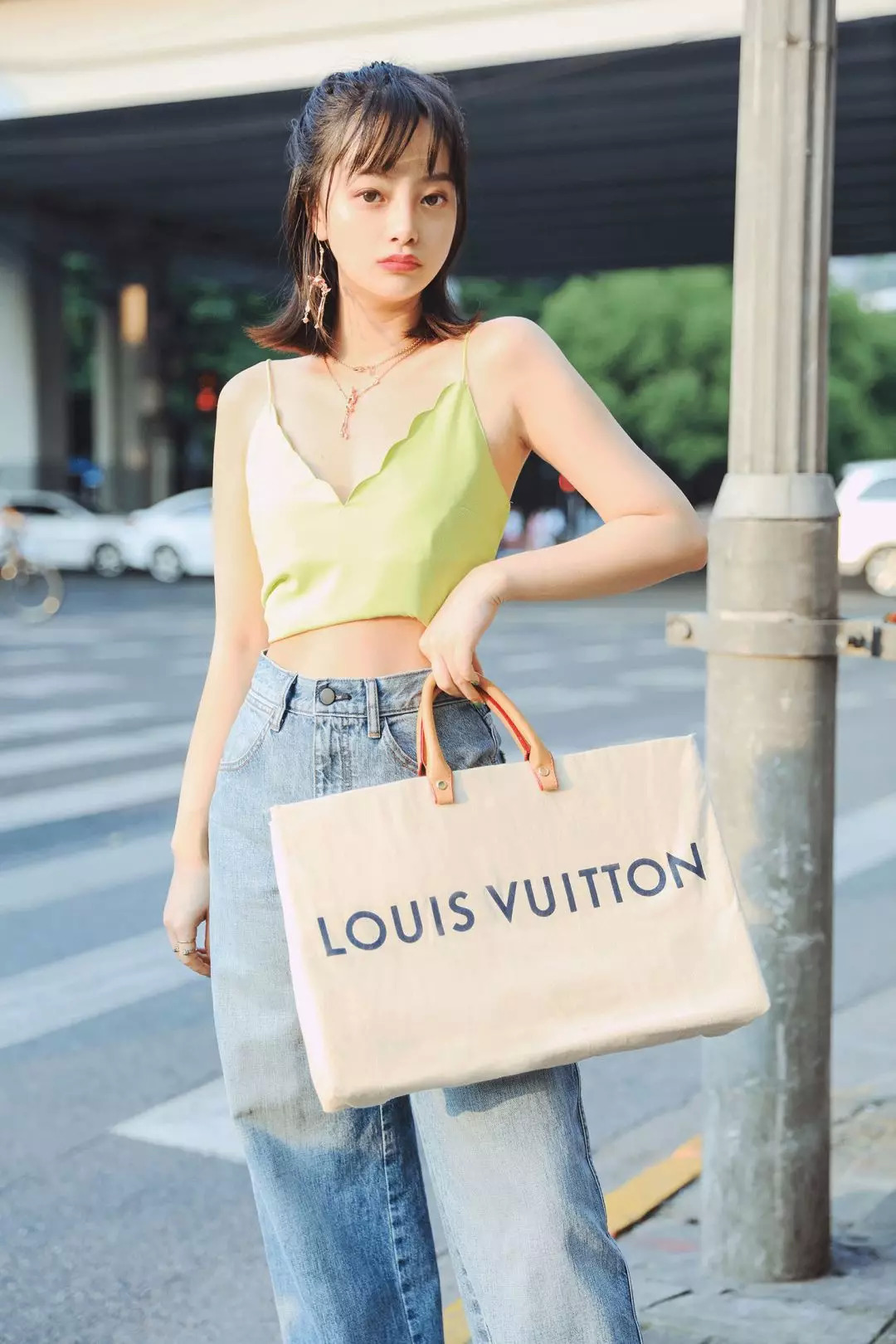 废旧纸袋如何做收纳包包,大牌纸袋斜挎包包改造教程