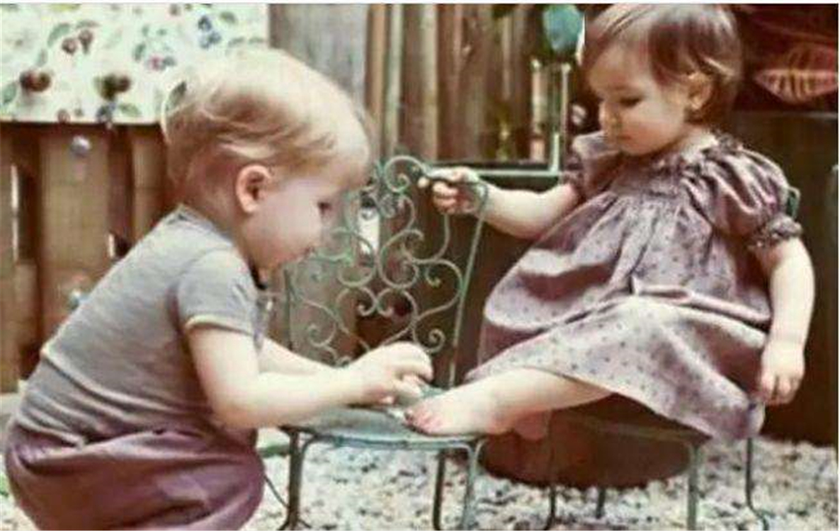 小孩跟朋友亲嘴如何教育,孩子和别人亲嘴要怎样教育