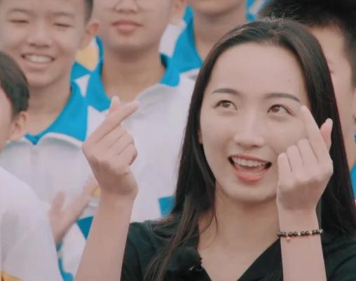 90后美女老师大方普及性知识，解决青春期的困惑，家长：值得赞扬