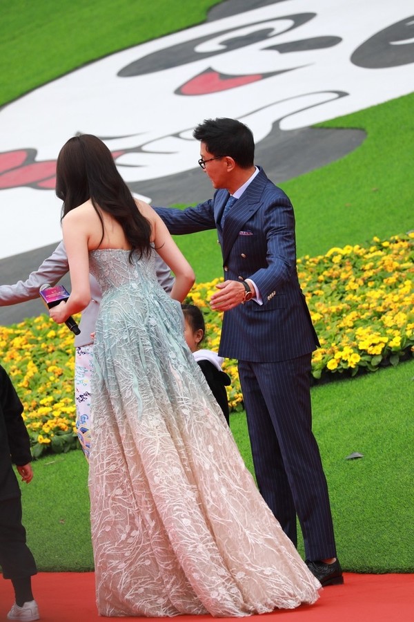 关晓彤黑色亮片高开叉吊带礼服,关晓彤香槟色抹胸串珠流苏礼服裙