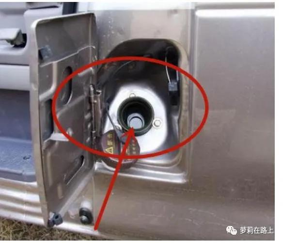 耗了几十箱油才发现，车内藏着“节油孔”，一插，动力猛特省油