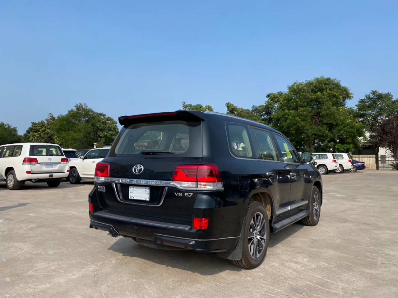 丰田霸道价位在35万左右是哪款,22款丰田霸道2.7港口最新行情