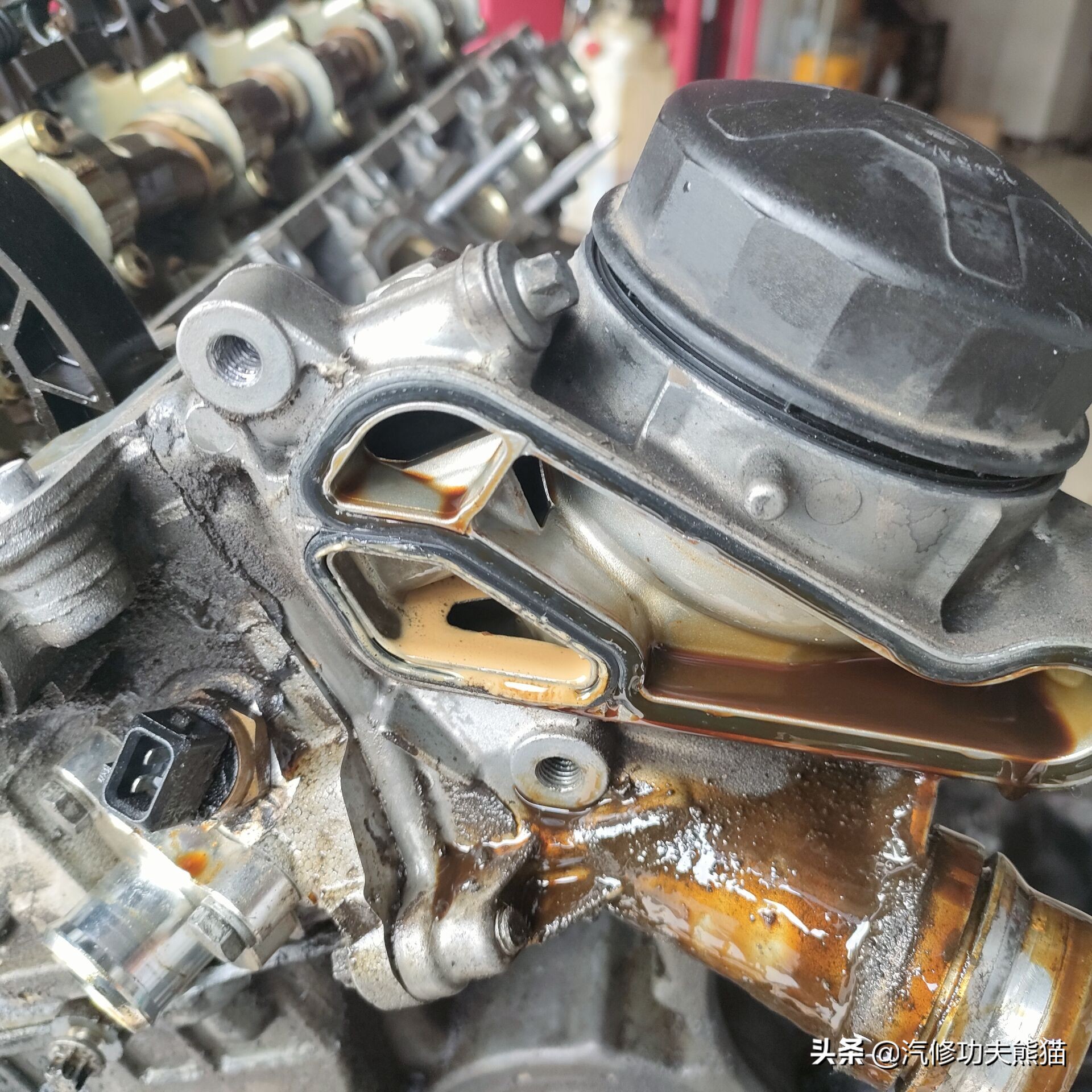 宝马e90325i2007款,宝马e90漏机油通病